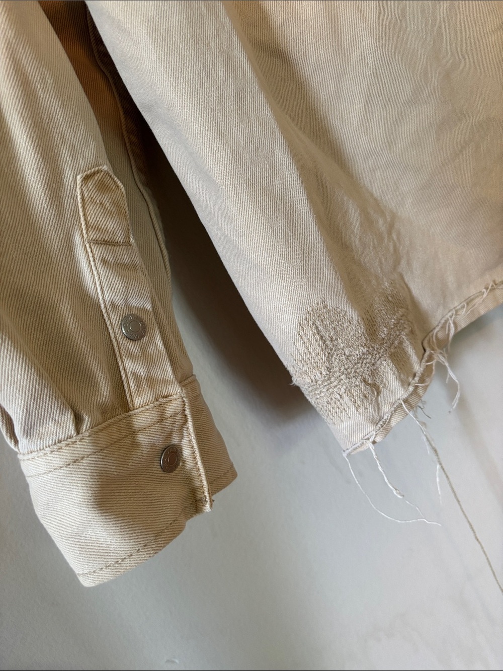 Zara Men's Relaxed Fit Denim Shirt Jacket Cream Beige Size XL Distressed - Picture 9 of 9